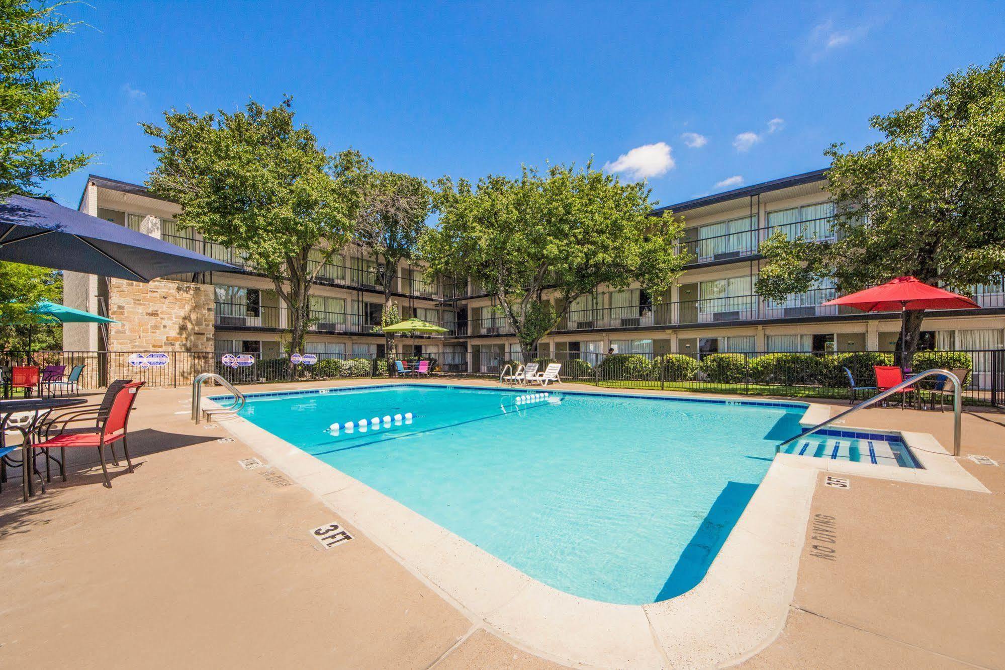 Econo Lodge Airport I-35 North Farmers Branch Εξωτερικό φωτογραφία